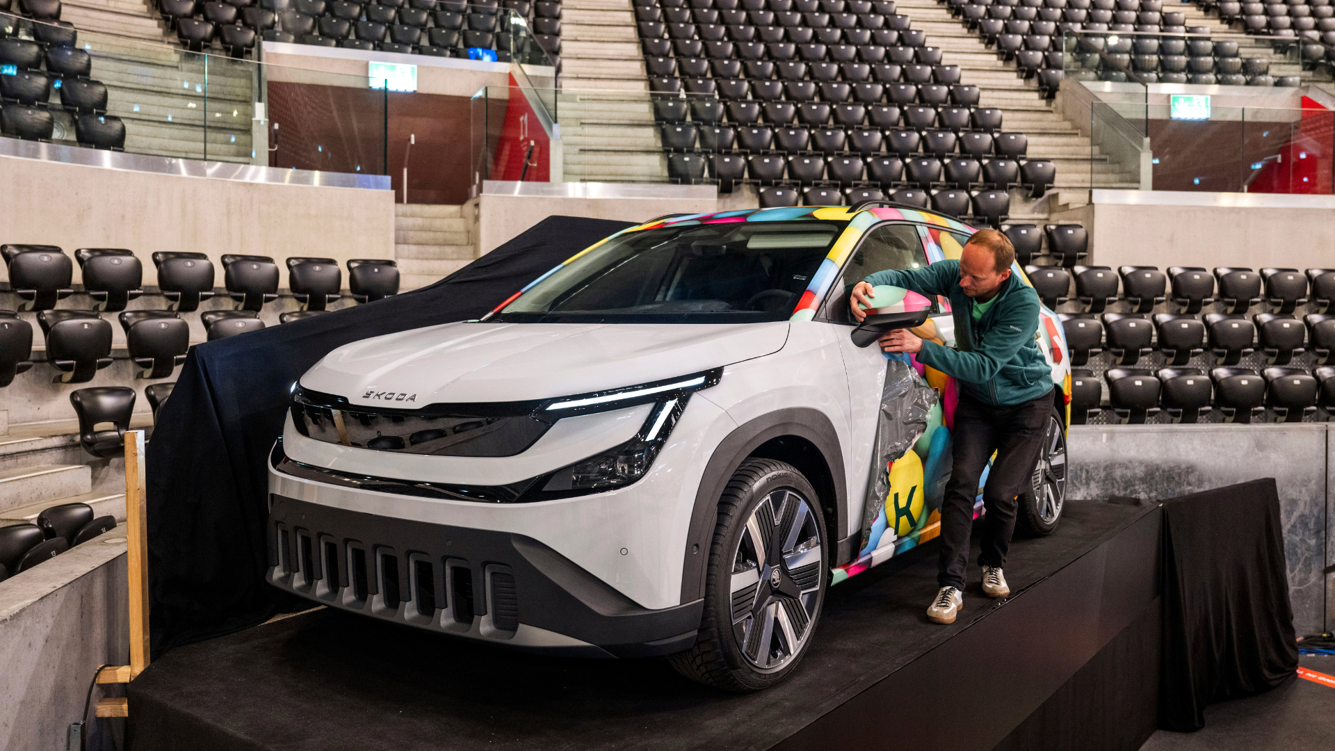 Škoda Epiq — zdejmowanie folii z modelu podczas premierowej prezentacji na arenie