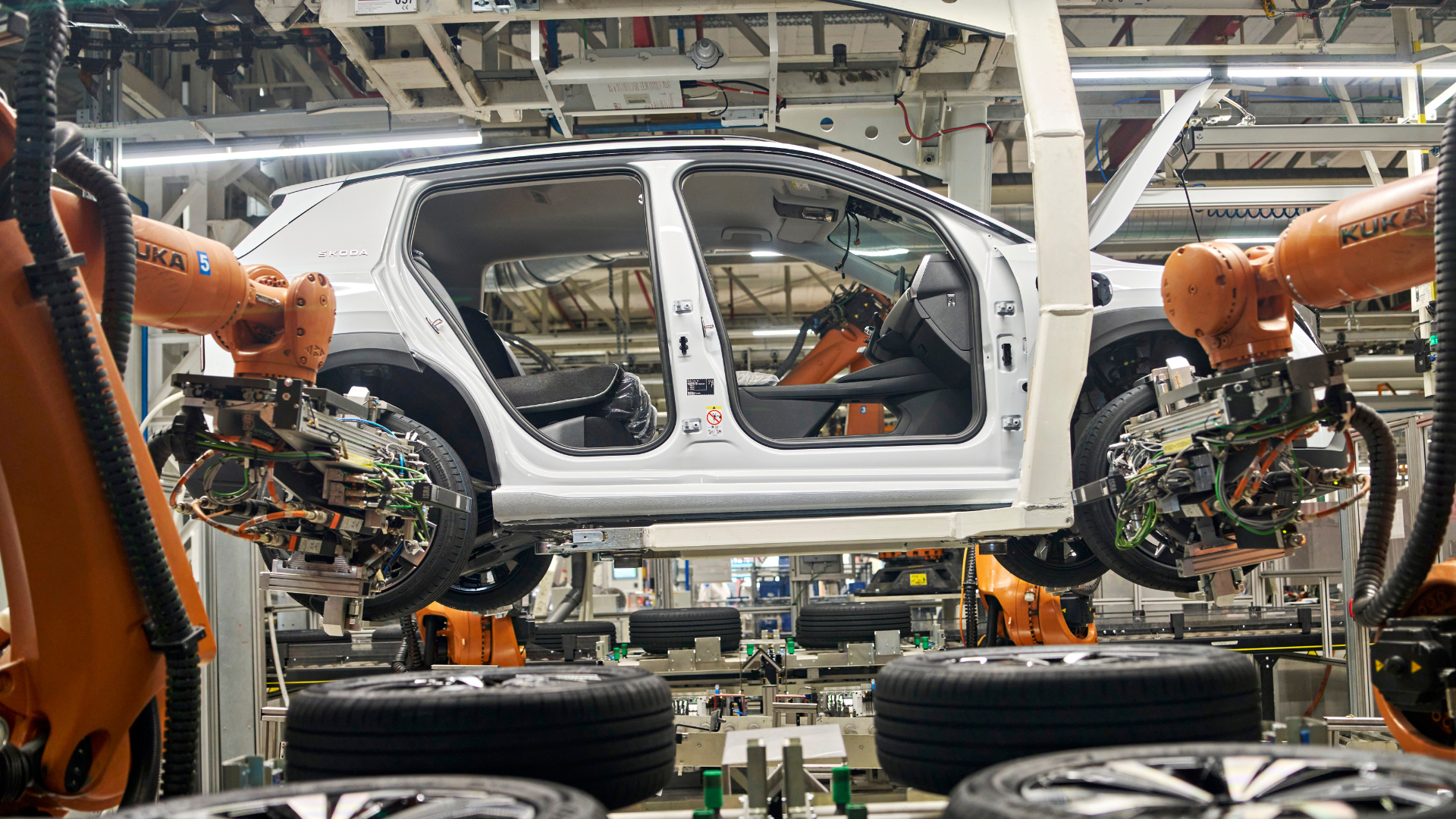 Škoda Epiq — nadwozie na linii montażowej wśród ramion robotów spawalniczych