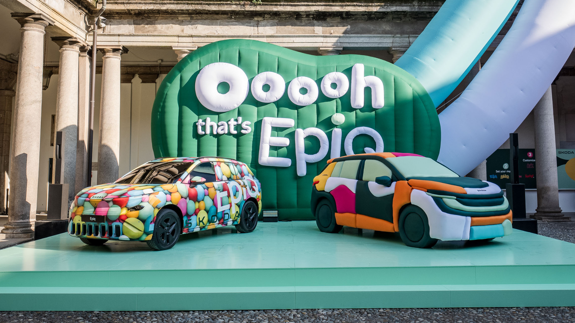 Škoda Epiq — dekoracyjne rzeźby samochodu na scenie promocyjnej z napisem Ooooh that's Epiq