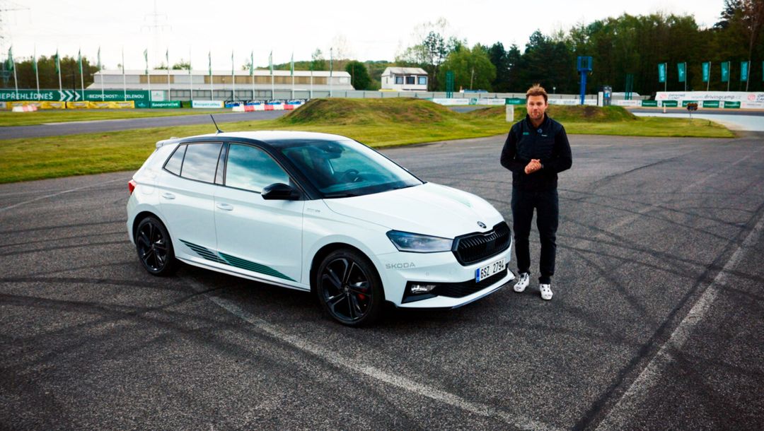 Škoda Fabia Motorsport Edition — ujęcie 3/4 z przodu, biały egzemplarz na torze wyścigowym z kierowcą obok