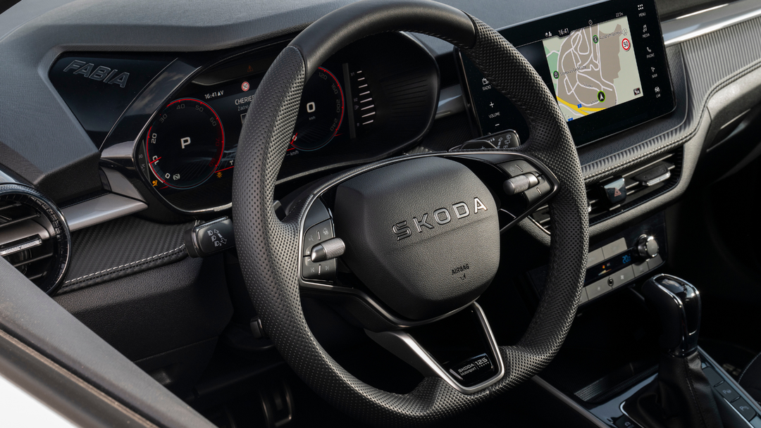 Škoda Fabia Motorsport Edition — detal: kierownica z logo Škoda i wirtualne zegary z napisem FABIA