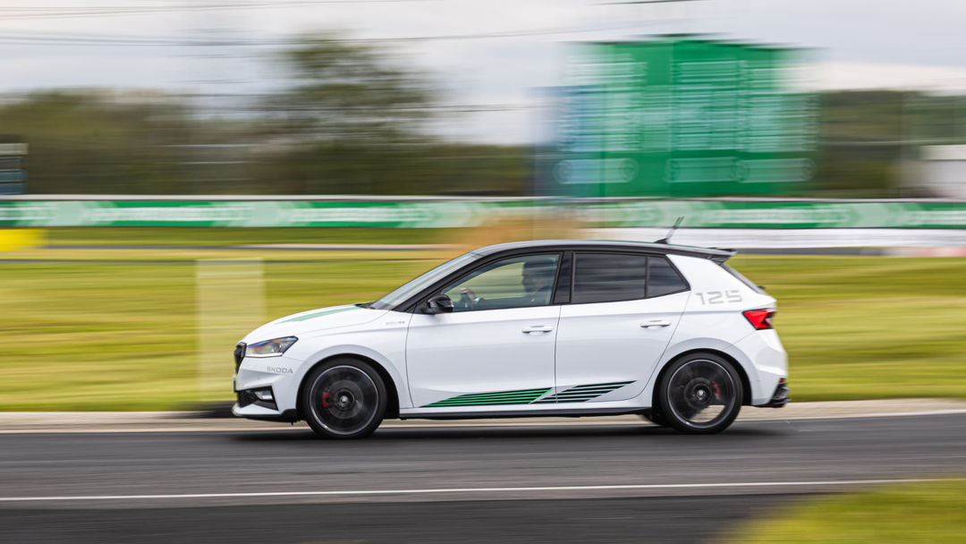 Škoda Fabia Motorsport Edition — dynamiczne ujęcie z boku, jazda po torze wyścigowym z efektem pan