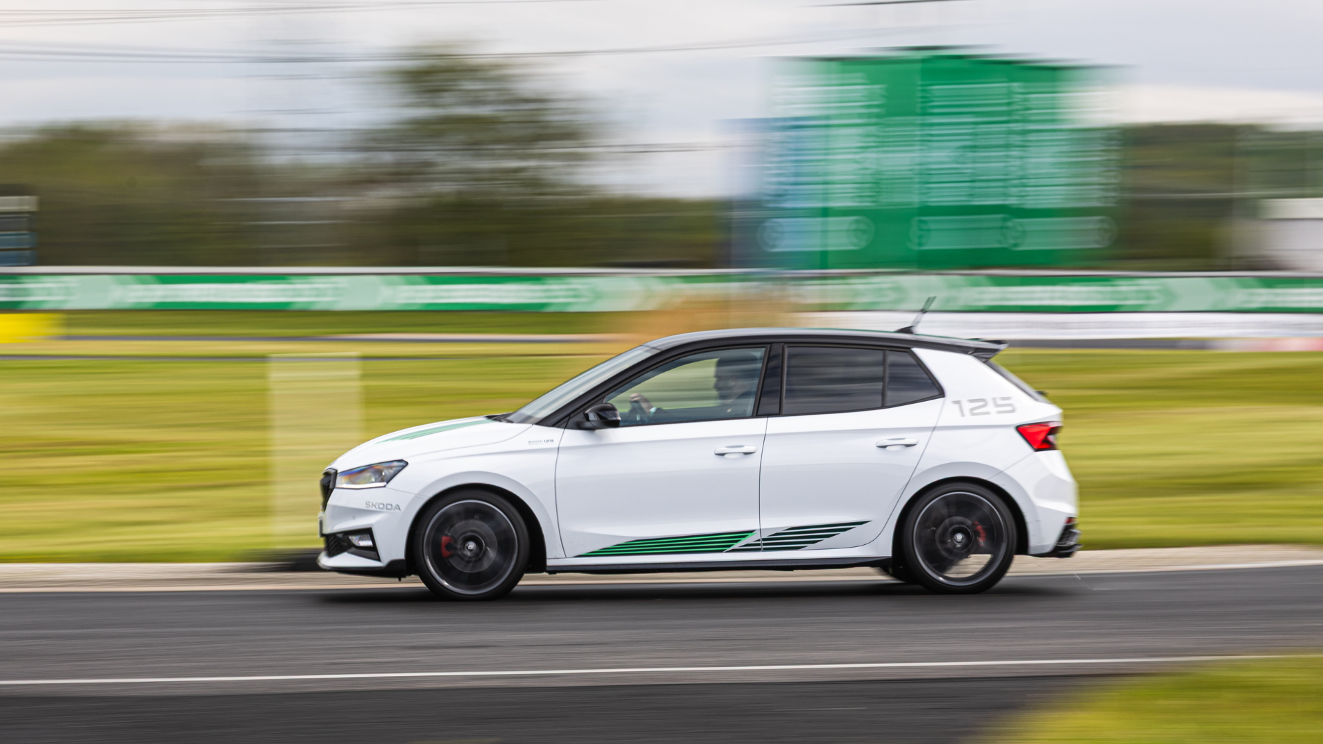 Škoda Fabia Motorsport Edition — dynamiczne ujęcie z boku, jazda po torze wyścigowym z efektem pan