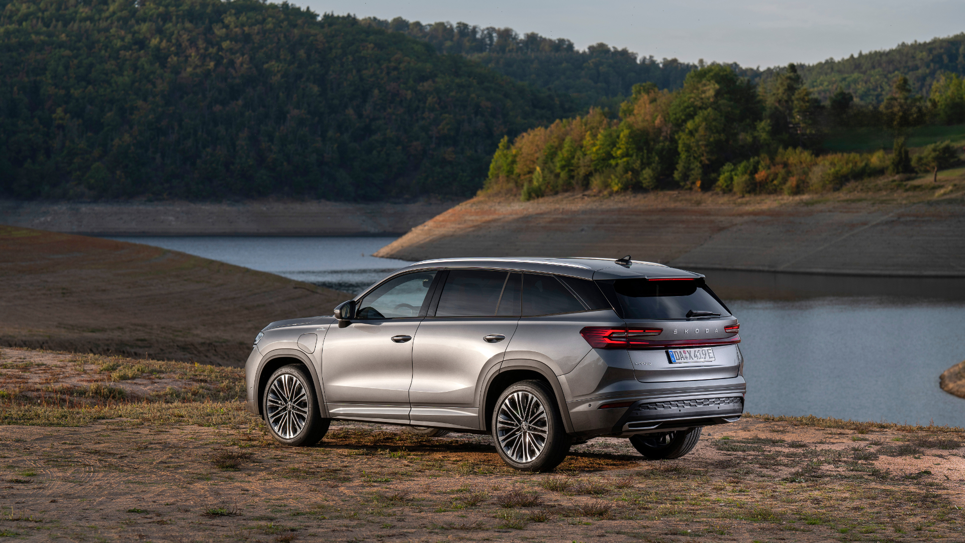Škoda Kodiaq — tył, nad jeziorem