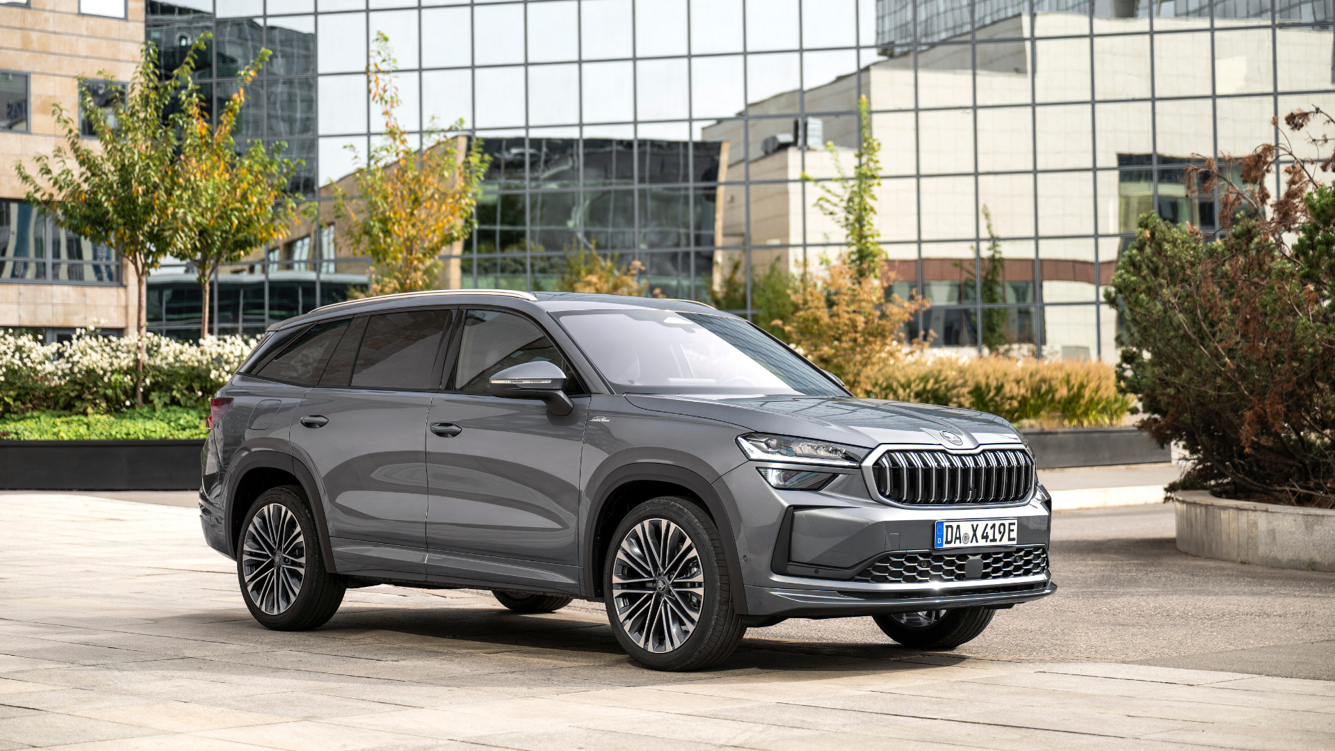 Škoda Kodiaq — przód, stojący w mieście