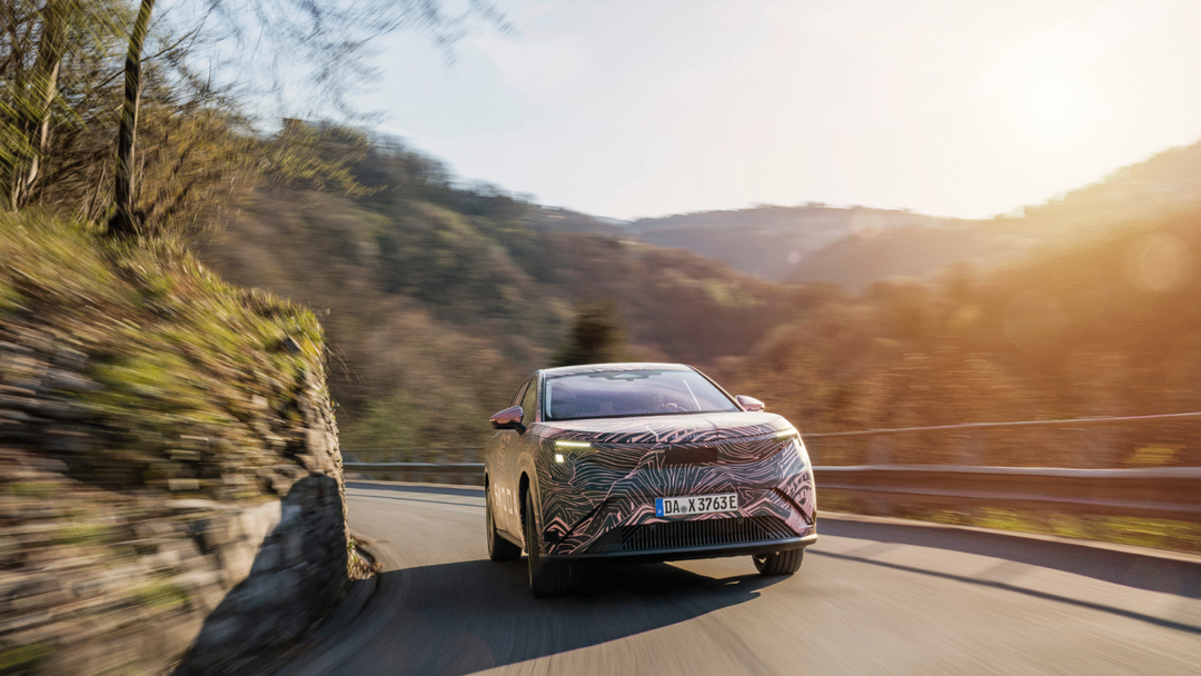 Škoda Peaq — ujęcie frontalne, dynamiczna jazda krętą górską drogą, dramatyczne złote światło słońca za autem