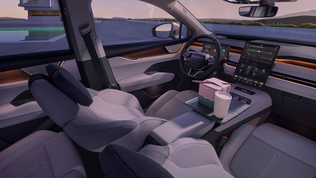 Škoda Peaq — kokpit z kierownicą i ekranami dotykowymi