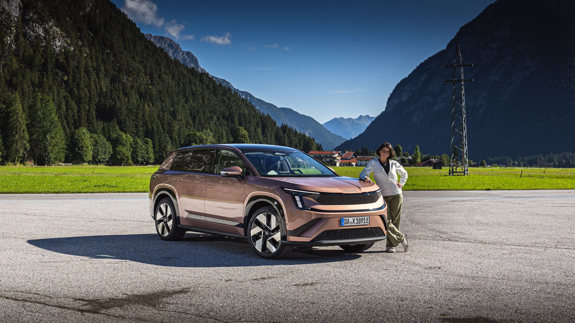 Škoda Epiq — przód, 3/4, krajobraz górski
