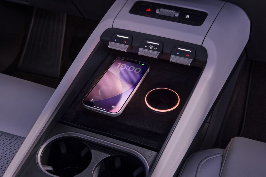 Škoda — bezprzewodowa ładowarka Qi2 w konsoli środkowej z podświetlanym pierścieniem, telefon leży na tacy ładującej