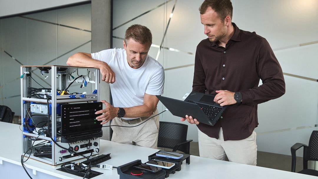 Inżynierowie Škody testują prototyp systemu bezprzewodowego ładowania Qi2 w laboratorium