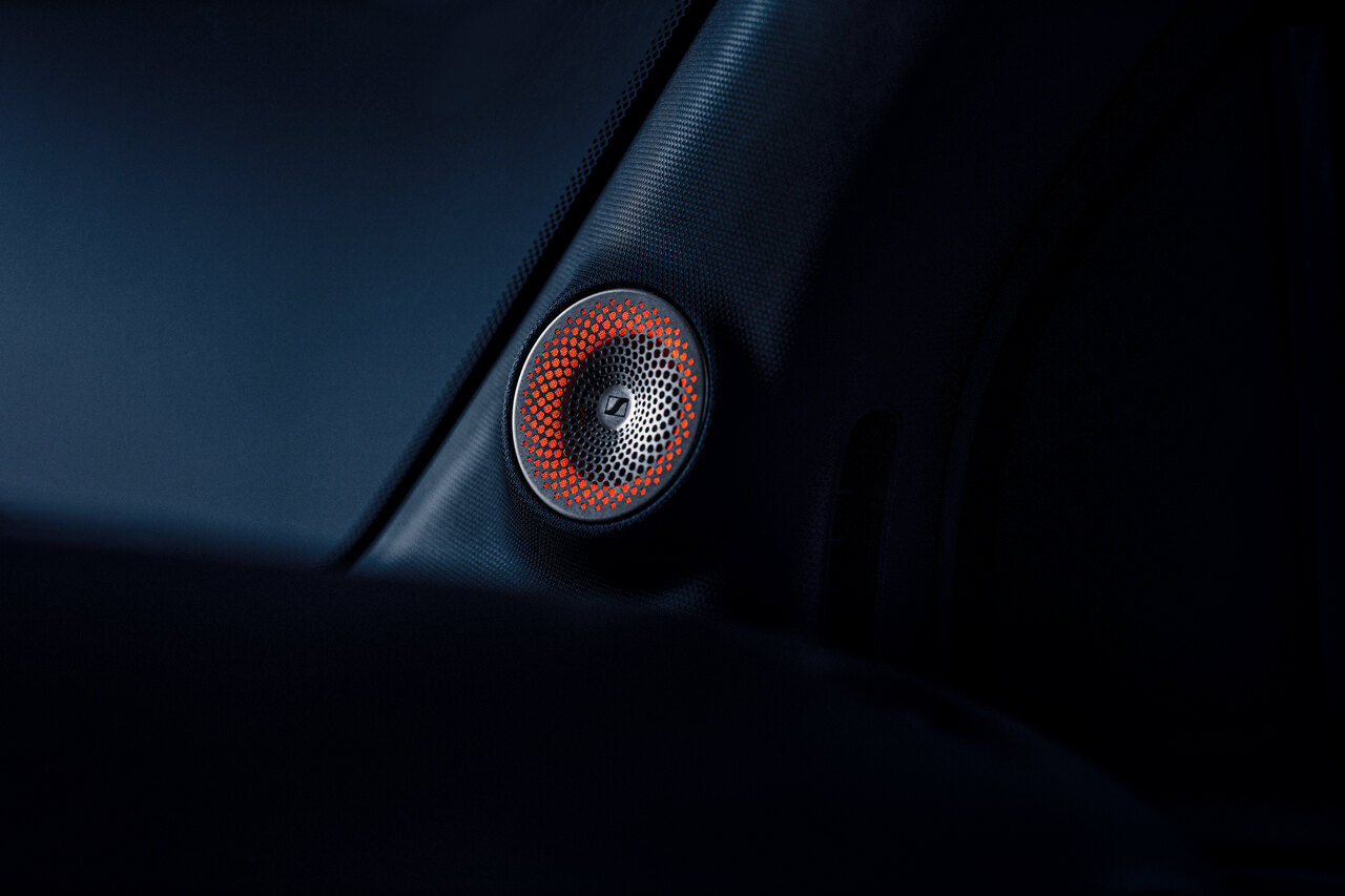 smart — głośnik Sennheisera w drzwiach, zbliżenie w ciemnej tonacji