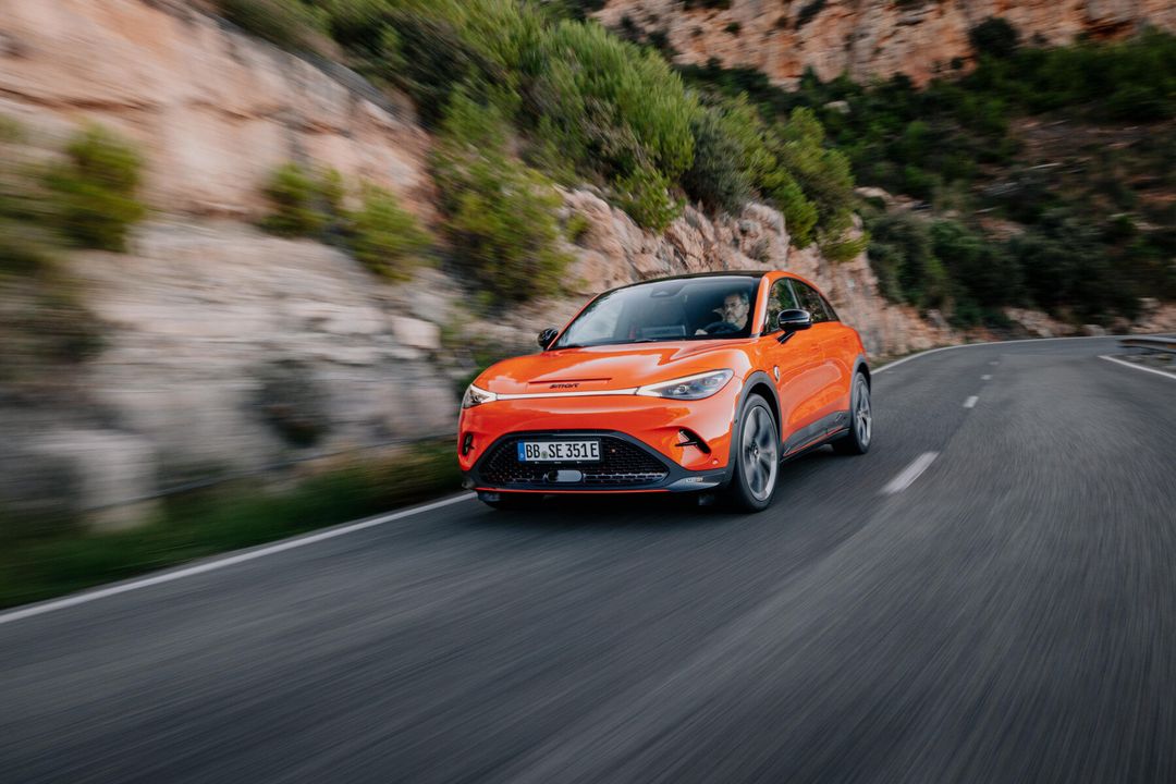 smart #2 – przód, pomarańczowe auto w dynamicznej jeździe górską drogą