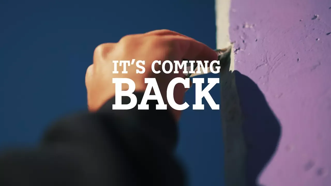Grafika teaserowa z napisem „IT’S COMING BACK” — materiał promocyjny z tekstem
