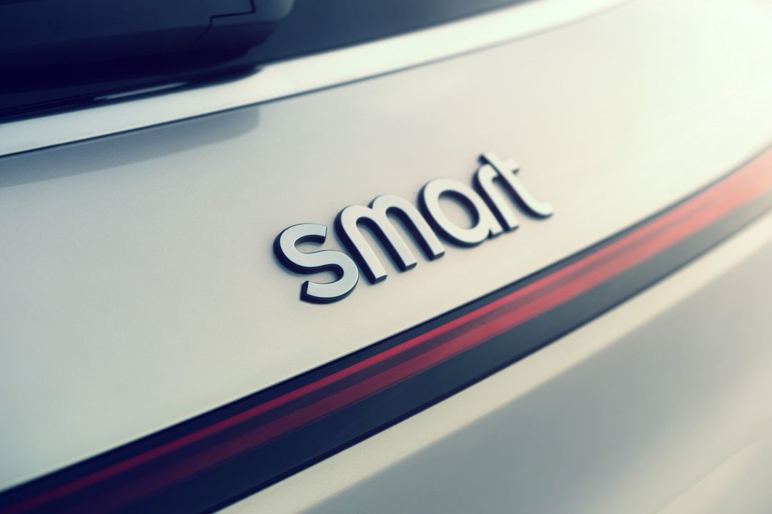 smart — zbliżenie na logo marki na klapie bagażnika