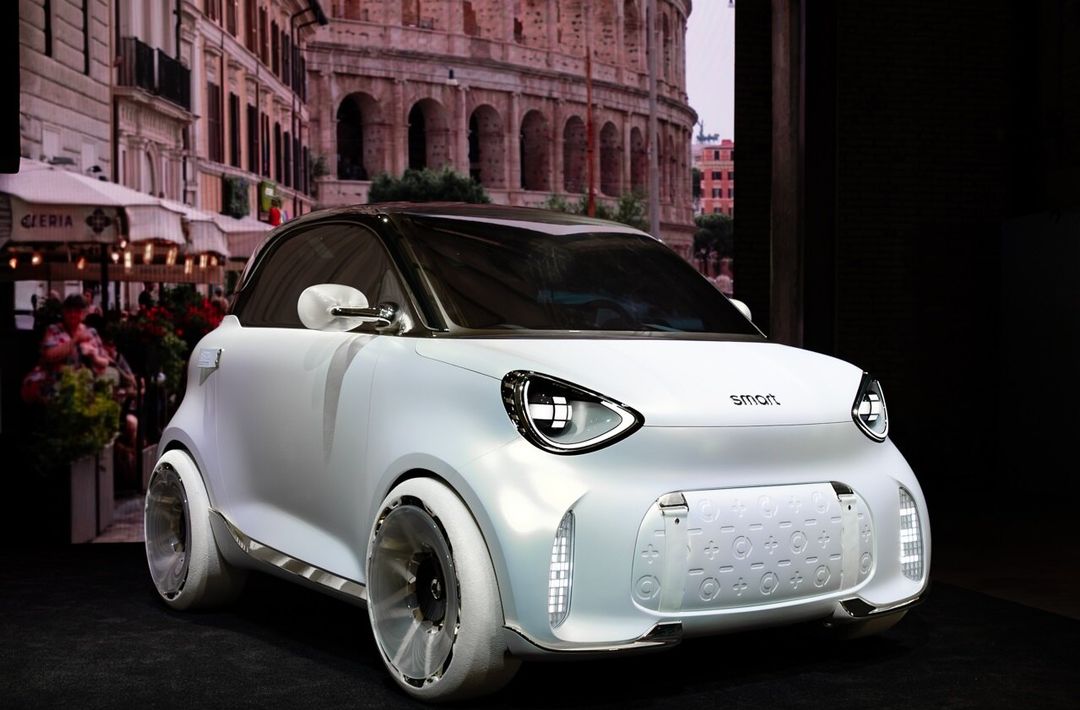 smart Concept #2 — ujęcie zewnętrzne 3/4 przodu na ulicy w Rzymie, w tle Koloseum