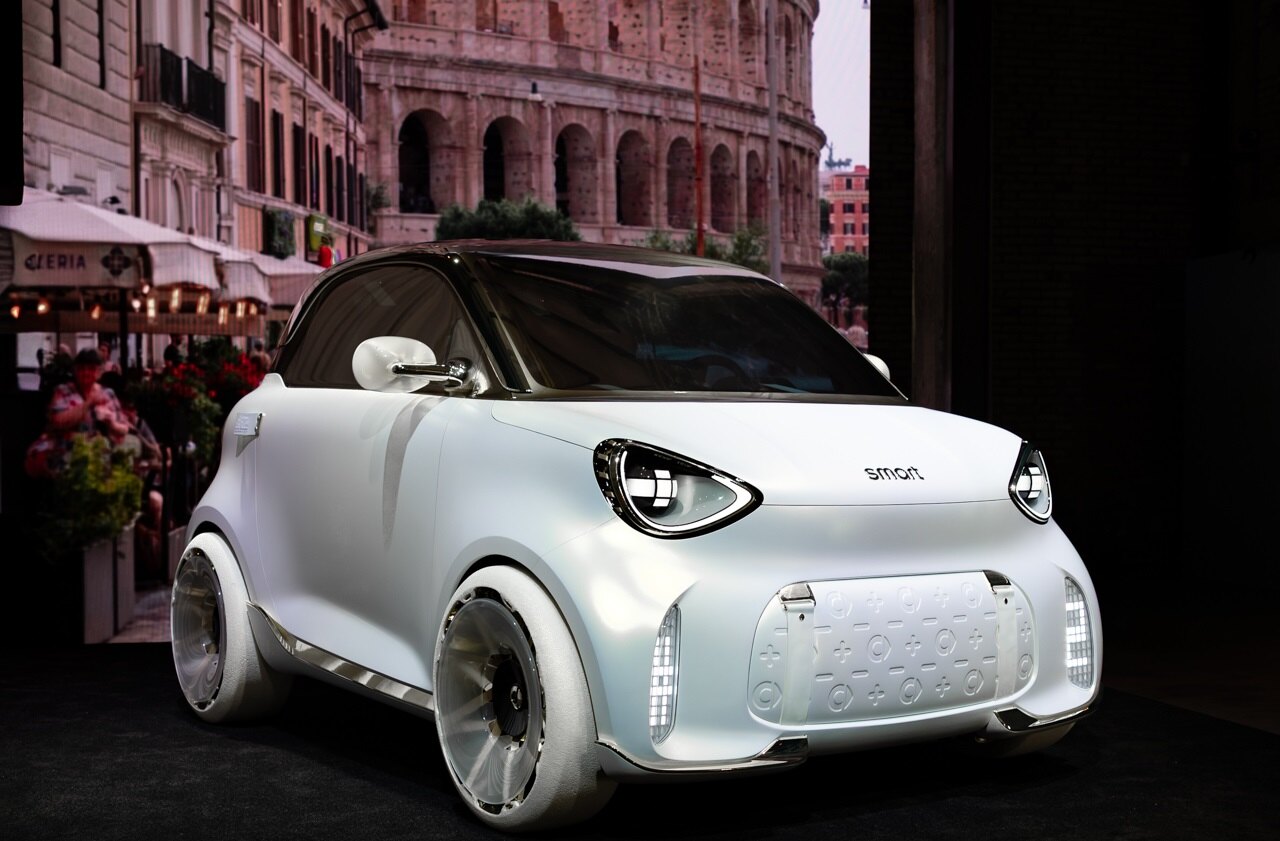 smart Concept #2 — ujęcie zewnętrzne 3/4 przodu na ulicy w Rzymie, w tle Koloseum