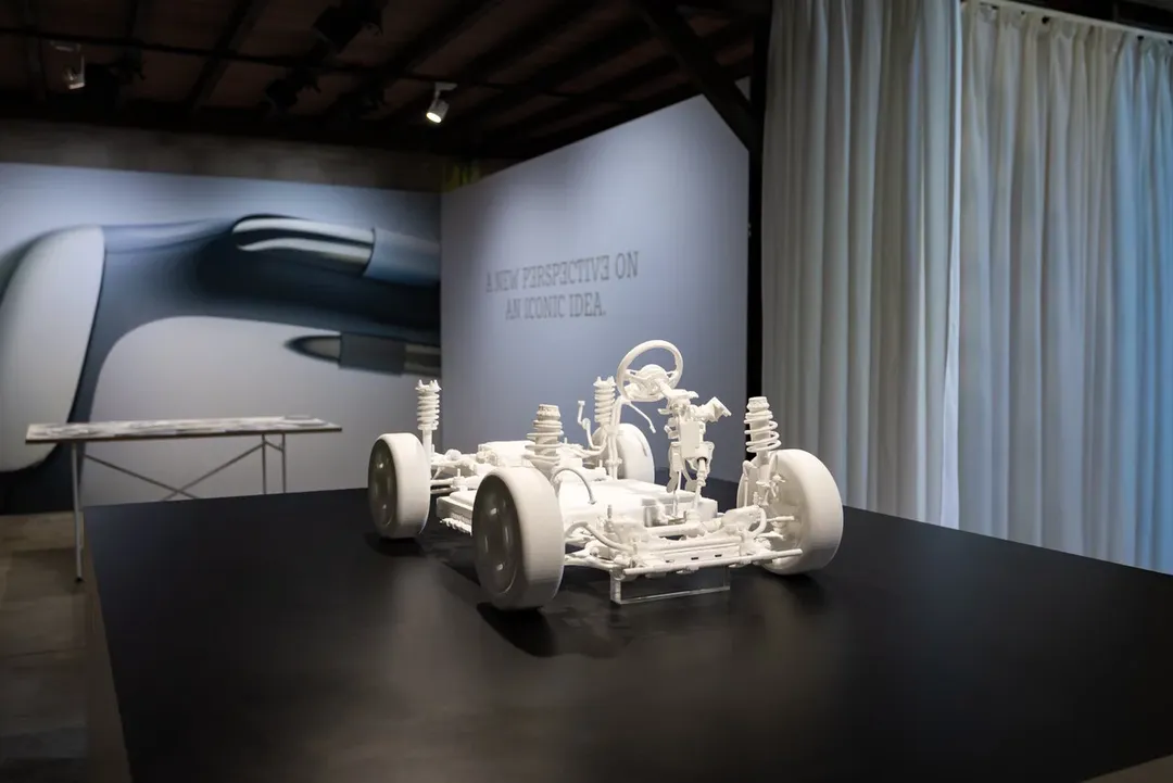 smart Concept #2 — model platformy z widocznym podwoziem i układem napędowym na wystawie, hasło „A New Perspective on an Iconic Idea”