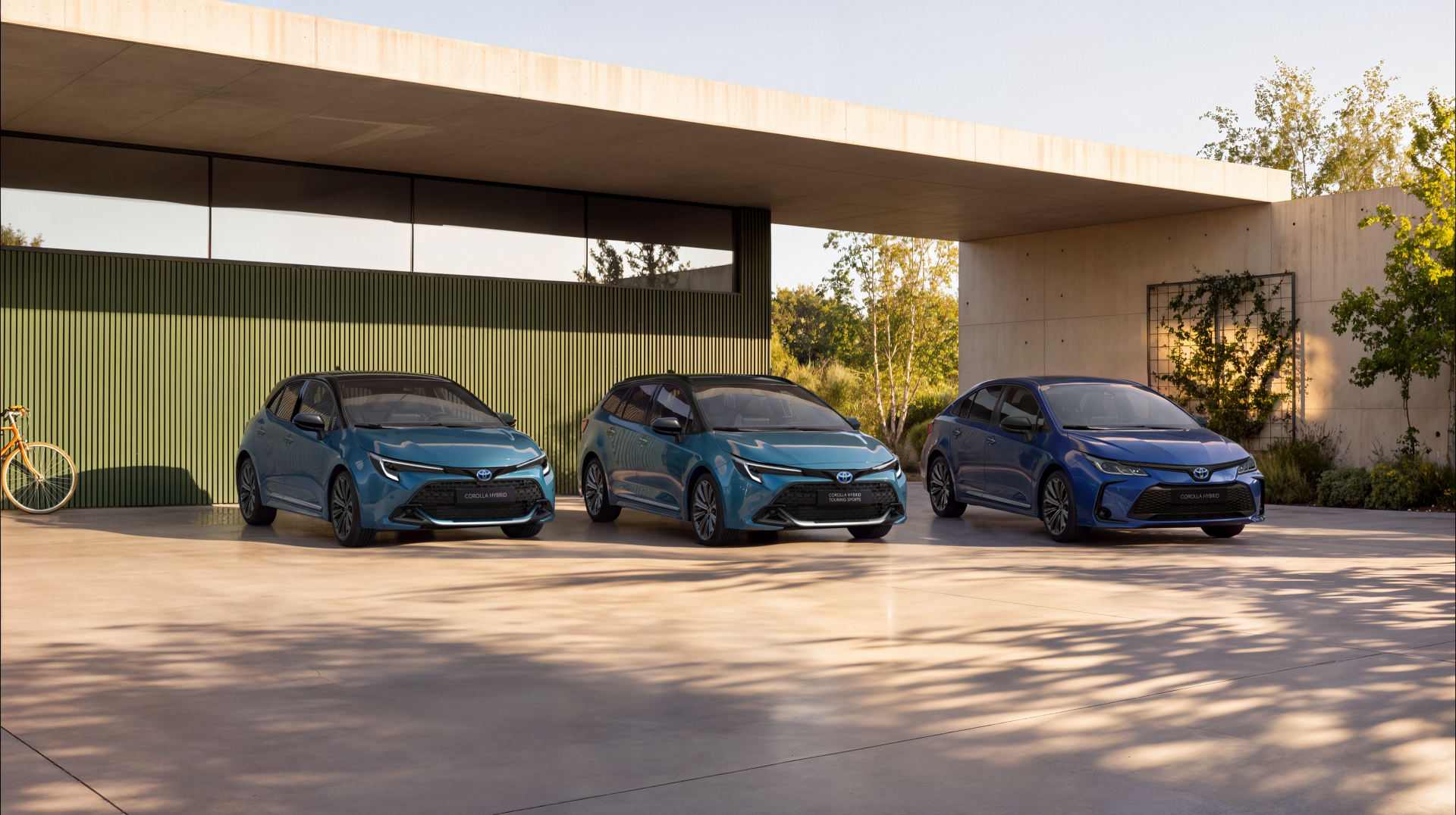 Toyota Corolla 60th Anniversary — hatchback, kombi i sedan razem, widok od przodu