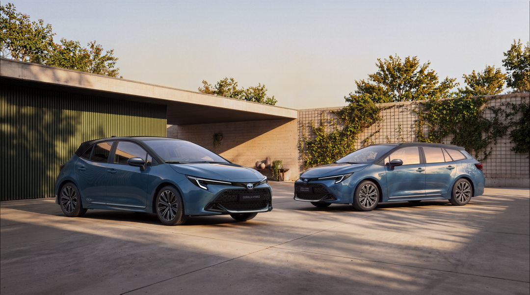 Toyota Corolla — hatchback i kombi, widok z boku na patio
