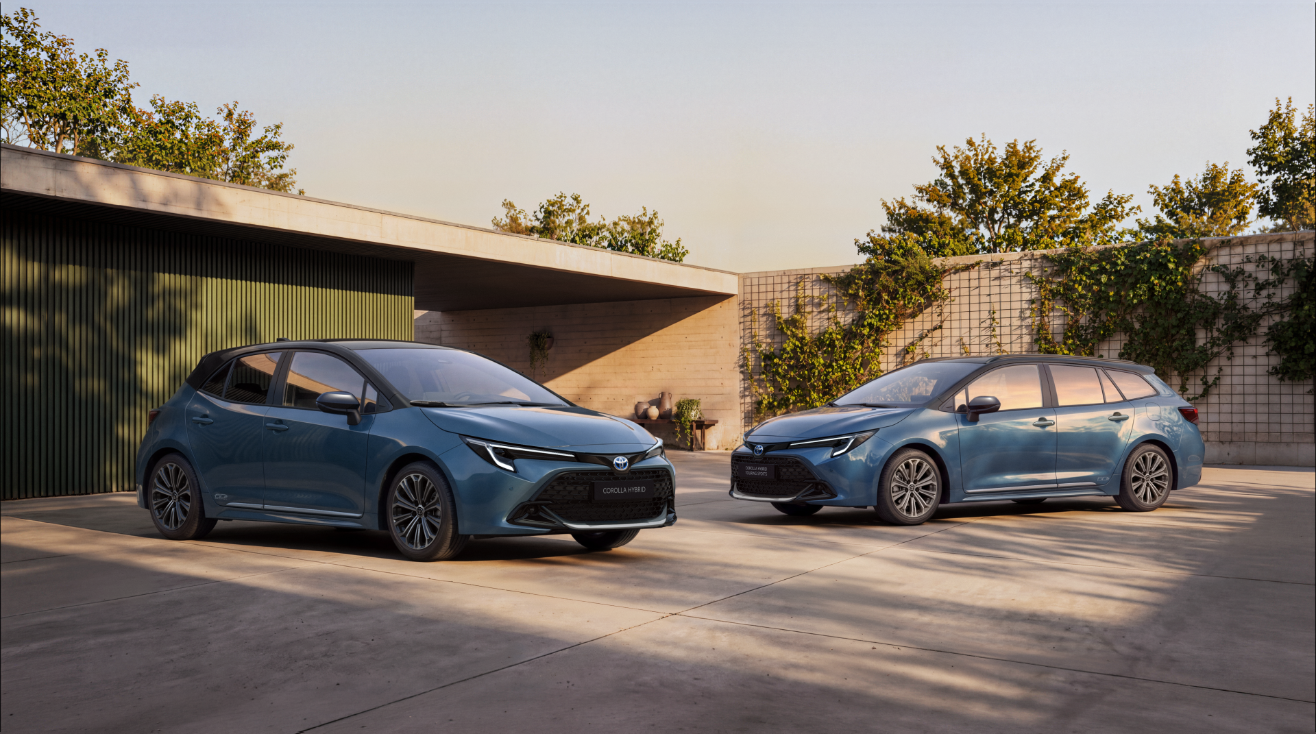 Toyota Corolla — hatchback i kombi, widok z boku na patio