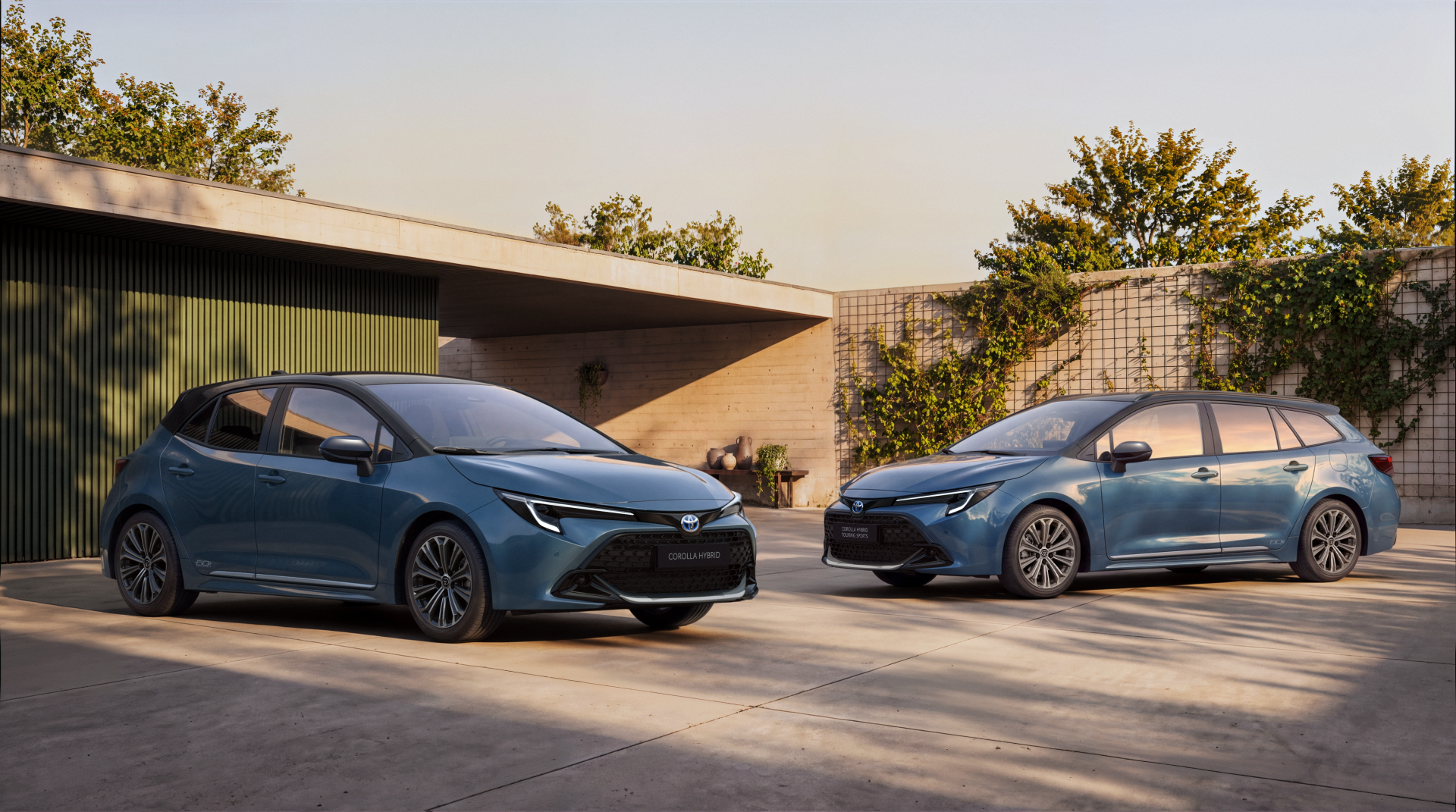 Toyota Corolla — hatchback i kombi, widok z boku, ujęcie alternatywne