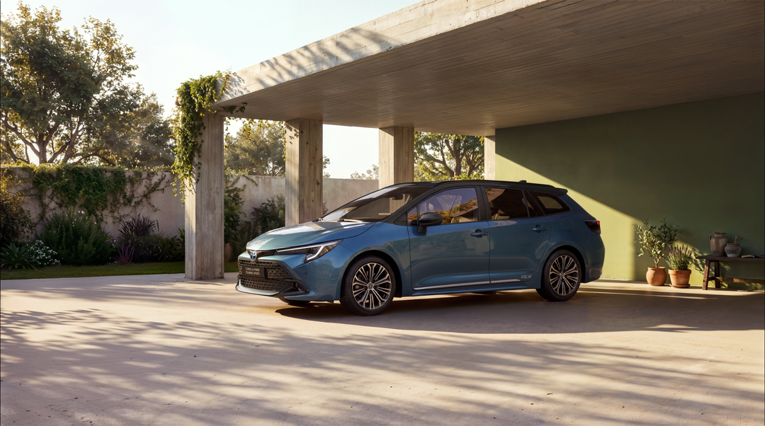 Toyota Corolla Touring Sports — bok, pod zadaszonym patio