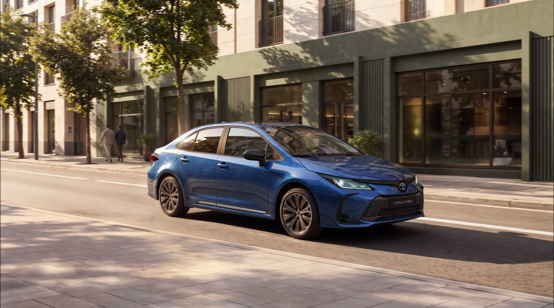 Toyota Corolla sedan — przód, jazda miejską ulicą