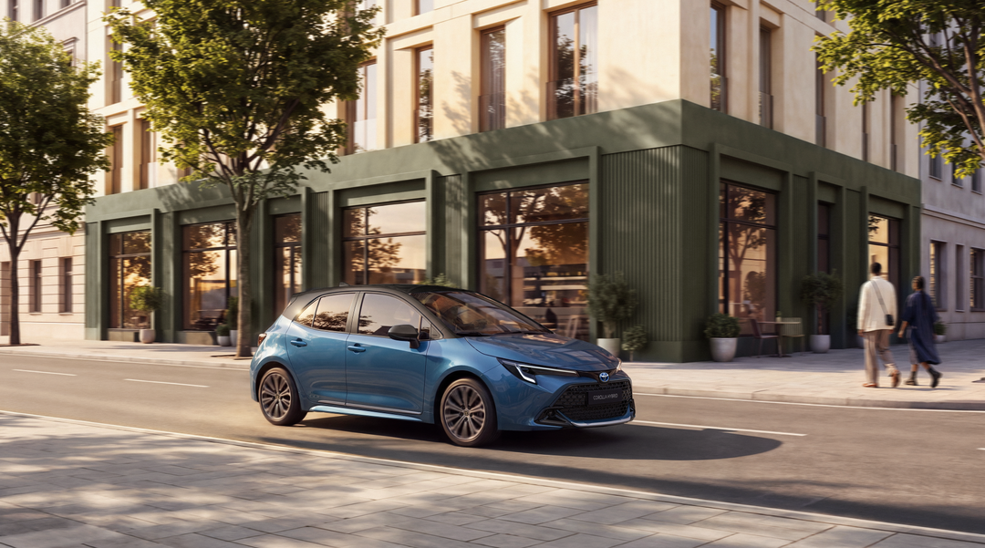 Toyota Corolla hatchback — przód, jazda miejską ulicą