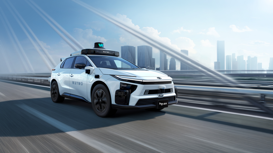 Toyota bZ4X z Waymo — przód 3/4, jazda miejska
