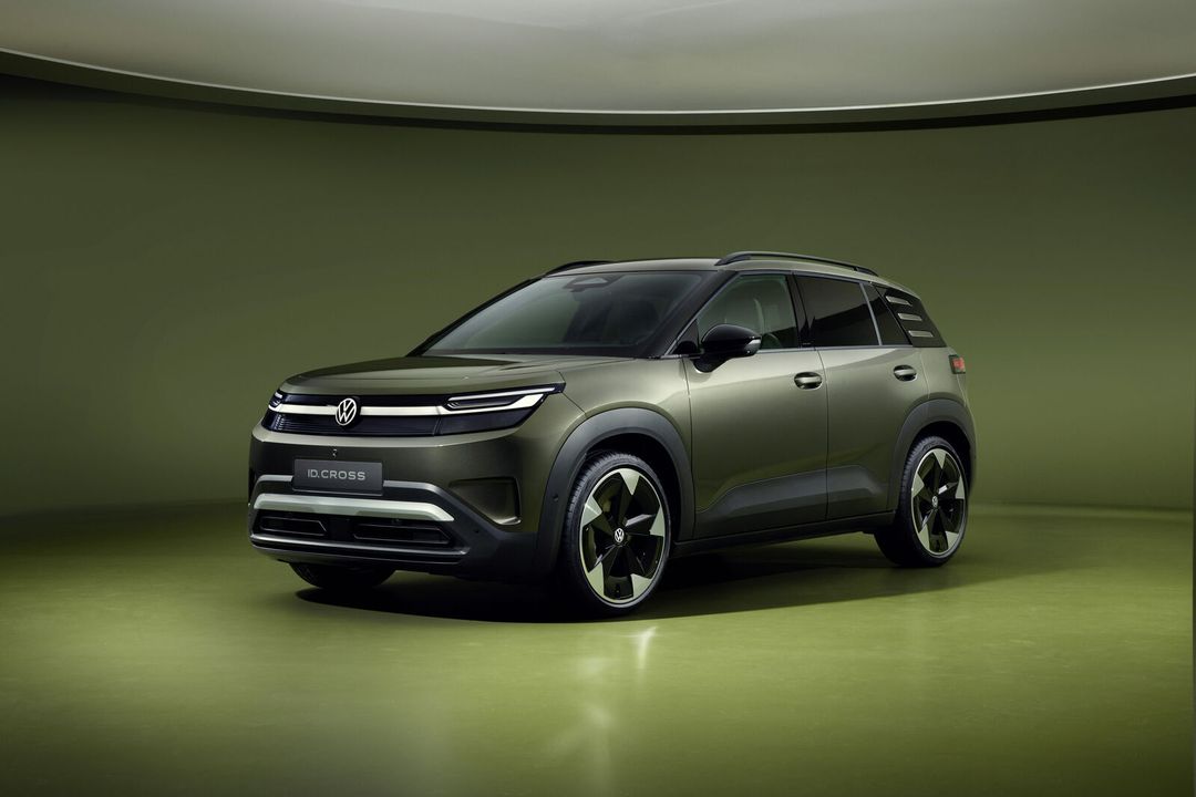 Volkswagen ID. Cross — przód i bok, studyjne ujęcie 3/4 na zielonym tle