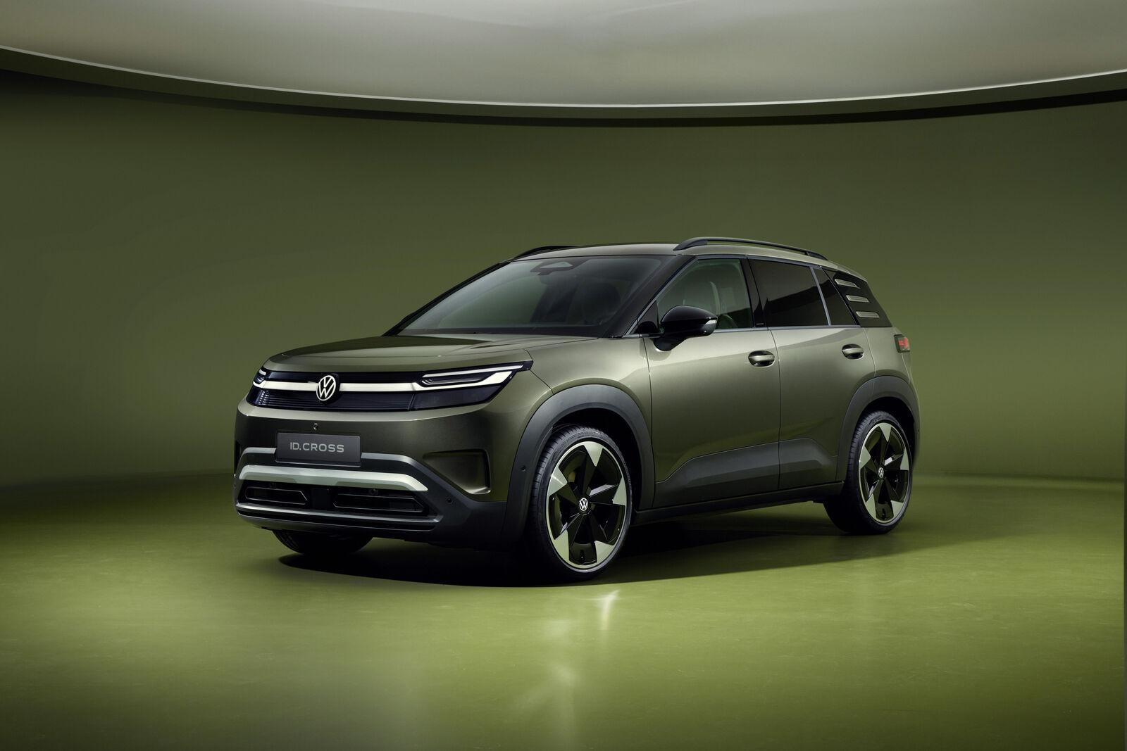 Volkswagen ID. Cross — przód i bok, studyjne ujęcie 3/4 na zielonym tle
