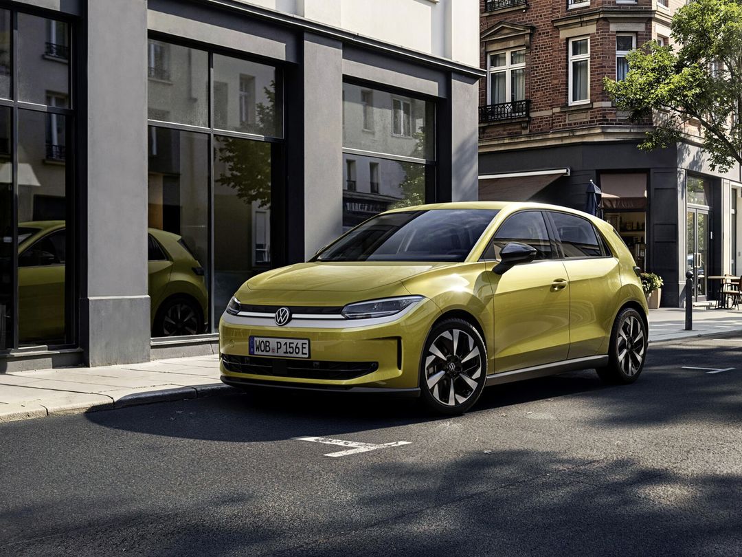 Volkswagen ID. Polo — żółty, widok od przodu z boku (3/4), zaparkowany na miejskiej ulicy